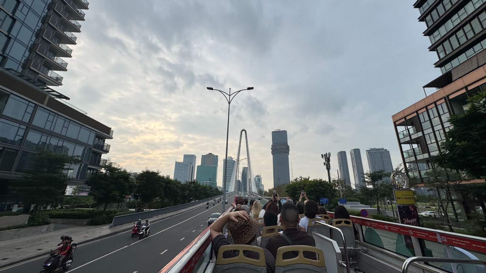 Hop-on Hop-off bus tour – a great way for sightseeing Ho Chi Minh city